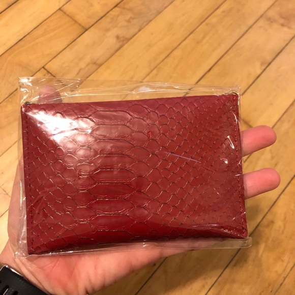 Red snake print Card carrying crossbody - Picture 3 of 4